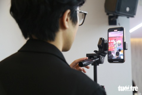 Bỏ việc về xây kênh TikTok, đừng chỉ nhìn hào nhoáng rồi vỡ mộng- Ảnh 1. Xây kênh TikTok - điều tưởng dễ dàng nhưng thành công rất khó - Ảnh minh họa: ĐOÀN NHẠN