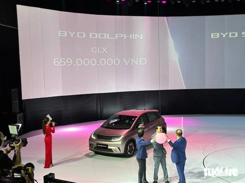 BYD Việt Nam chốt giá 3 xe từ 659 triệu đồng, đi được 400-520km/sạc, không có trạm sạc riêng- Ảnh 10. Khi mua Dolphin, khách hàng còn được tặng một thiết bị sạc cầm tay, 1 bộ sạc treo tường, thiết bị chuyển đổi nguồn điện và hỗ trợ miễn phí lắp đặt - Ảnh: LINH ĐAN