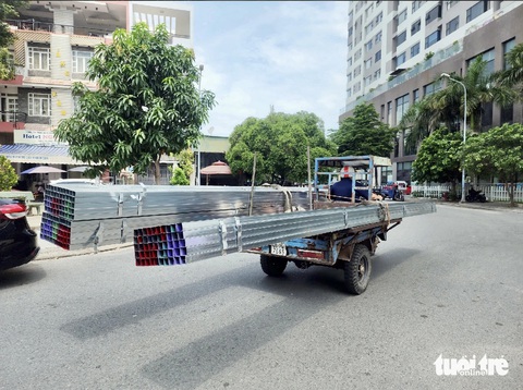 CSGT TP.HCM ra quân 'dẹp' xe ba, bốn bánh tự chế gây mất an toàn- Ảnh 3. Xe ba gác chở những ống sắt dài chạy trên đường số 1, phường Linh Tây, TP Thủ Đức - Ảnh: MINH HÒA