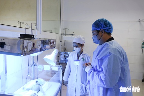 ‘Tôi thoáng nghĩ đặt tên con là Nguyễn Bảo Phà Chạy’- Ảnh 1. Anh Nguyễn Văn Bé Sáu (chồng chị Kiều) rất hạnh phúc khi nhìn thấy con ngủ ngon, khỏe và được bác sĩ Bệnh viện Sản - Nhi Kiên Giang chăm sóc tận tình - Ảnh: CHÍ CÔNG
