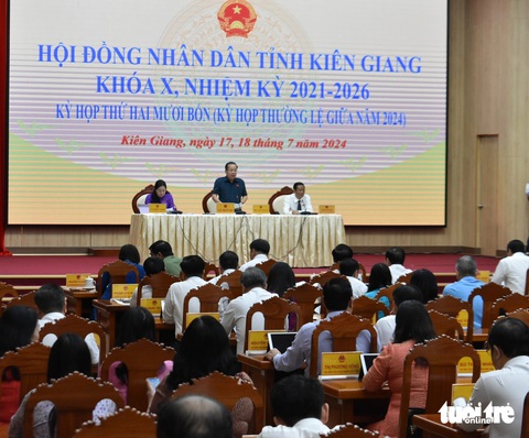 Chủ tịch tỉnh Kiên Giang: Mình ở ngay cửa sông, để ngập là không được- Ảnh 1. Ông Mai Văn Huỳnh - chủ tịch Hội đồng nhân dân tỉnh Kiên Giang - điều hành phiên chất vấn và trả lời chất vấn - Ảnh: BỬU ĐẤU