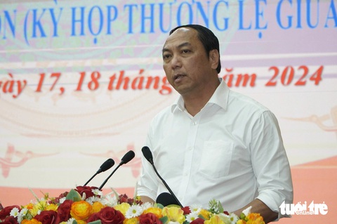 Chủ tịch tỉnh Kiên Giang: Mình ở ngay cửa sông, để ngập là không được- Ảnh 2. Ông Lâm Minh Thành - chủ tịch UBND tỉnh Kiên Giang - giải trình một số vấn đề mà cử tri đặc biệt quan tâm - Ảnh: BỬU ĐẤU