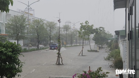 Chủ tịch tỉnh Kiên Giang: Mình ở ngay cửa sông, để ngập là không được- Ảnh 3. Sau trận mưa gần 4 tiếng đồng hồ vào sáng 11-7, nhiều tuyến đường của TP Rạch Giá đã
