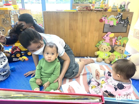 Chui ra chui vô nhà trọ, sinh thêm con làm chi!- Ảnh 1. Chi phí xoay quanh một đứa trẻ ở thành phố hơn 10 triệu đồng/tháng với người thu nhập tầm trung - Ảnh: ĐOÀN NHẠN