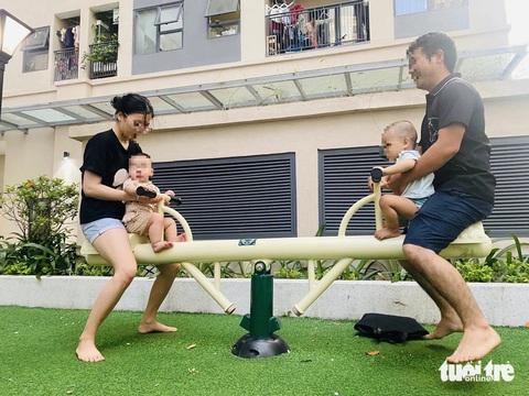 Chui ra chui vô nhà trọ, sinh thêm con làm chi!- Ảnh 4. Dù muốn, nhiều cặp vợ chồng trẻ vẫn không dám sinh thêm con thứ 2 - Ảnh minh họa: ĐOÀN NHẠN
