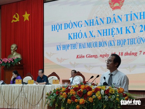 Lò đốt rác y tế trăm tỉ 'làm xong' nhưng lại chưa xài được- Ảnh 2. Ông Hồ Văn Dũng - giám đốc Sở Y tế tỉnh Kiên Giang - trả lời chất vấn của các đại biểu - Ảnh: BỬU ĐẤU