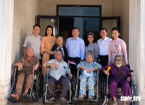Lãnh đạo thành phố, lãnh đạo Hội Sân khấu TP chung vui niềm vui Lãnh đạo thành phố, lãnh đạo Hội Sân khấu TP chung vui niềm vui