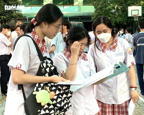 Thêm nhiều trường đại học công bố điểm sàn xét điểm thi tốt nghiệp- Ảnh 1. Thí sinh phải có điểm thi tốt nghiệp THPT đạt từ mức điểm sàn các trường công bố trở lên mới được nộp hồ sơ đăng ký xét tuyển bằng phương thức này. Trong ảnh: thí sinh tham dự kỳ thi tốt nghiệp THPT 2024 - Ảnh: TRẦN HUỲNH