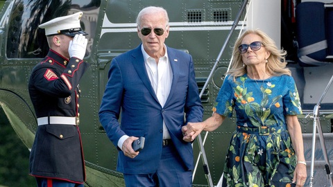 Tổng thống Biden trước sức ép 'chuyển giao ngọn đuốc'- Ảnh 1. Tổng thống Mỹ Joe Biden và phu nhân Jill Biden tại Washington - Ảnh: REUTERS