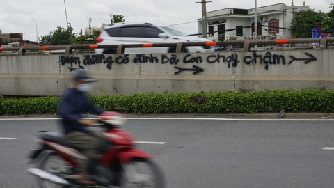 Hút buổi tối sáng lại có đinh mới, dẹp 'đinh tặc' sao khó vậy?- Ảnh 2. Dòng chữ này nhắc nhở người đi xe máy qua khu vực cầu vượt Linh Xuân (TP.HCM), “điểm đen” về nạn rải đinh - Ảnh: ĐÌNH KHẢI