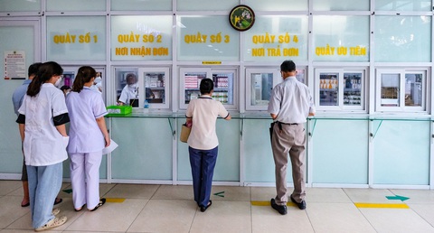 Người dân nhận thuốc tại quầy phát thuốc diện BHYT ngoại trú trong bệnh viện ở Hà Nội - Ảnh: NAM TRẦN Người dân nhận thuốc tại quầy phát thuốc diện BHYT ngoại trú trong bệnh viện ở Hà Nội - Ảnh: NAM TRẦN