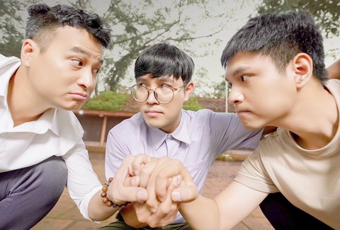 Bộ ba Tiến (Anh Đức), Thắng (Thái Sơn), Hưng (Tô Dũng) trong phim Vui lên nào! Anh em ơi Bộ ba Tiến (Anh Đức), Thắng (Thái Sơn), Hưng (Tô Dũng) trong phim Vui lên nào! Anh em ơi