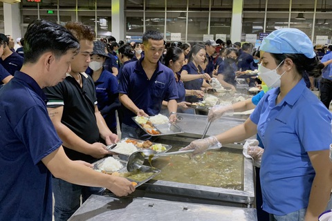 Hơn 40.000 công nhân hoan hỉ với bữa cơm công đoàn ngon gấp đôi ngày thường- Ảnh 2. Hơn 40.000 công nhân lao động Công ty TNHH Changshin Việt Nam ăn bữa cơm đặc biệt với trị giá 45.000 đồng/phần ăn - Ảnh: A.B.