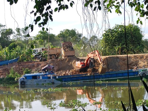 Bùn đất nạo vét kênh giao cho huyện quản lý 'bốc hơi', Long An đang kiểm tra- Ảnh 1. Sà lan nhận bùn đất từ bãi chứa sau đó chuyển ra khỏi tỉnh Long An - Ảnh bạn đọc cung cấp