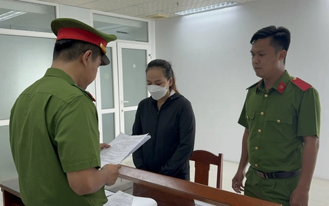 Bộ Công an đề xuất gắn vòng đeo tay hoặc đeo chân theo dõi người bị cấm đi khỏi nơi cư trú- Ảnh 1. Công an Đà Nẵng khởi tố và áp dụng biện pháp cấm đi khỏi nơi cư trú với bị can - Ảnh: H.B.