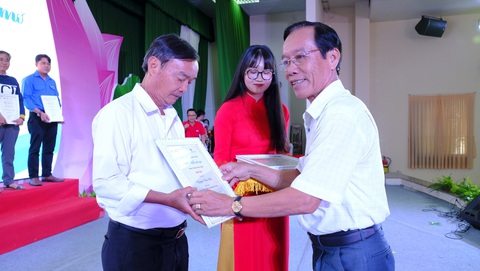 Ông Đinh Văn Năm - phó trưởng Ban tuyên giáo Tỉnh uỷ Đồng Tháp - trao giải cho các tác giả đoạt giải thưởng Chắp cánh ước mơ - Ảnh: ĐẶNG TUYẾT Ông Đinh Văn Năm - phó trưởng Ban tuyên giáo Tỉnh ủy Đồng Tháp - trao giải cho các tác giả đoạt giải thưởng Chắp cánh ước mơ - Ảnh: ĐẶNG TUYẾT