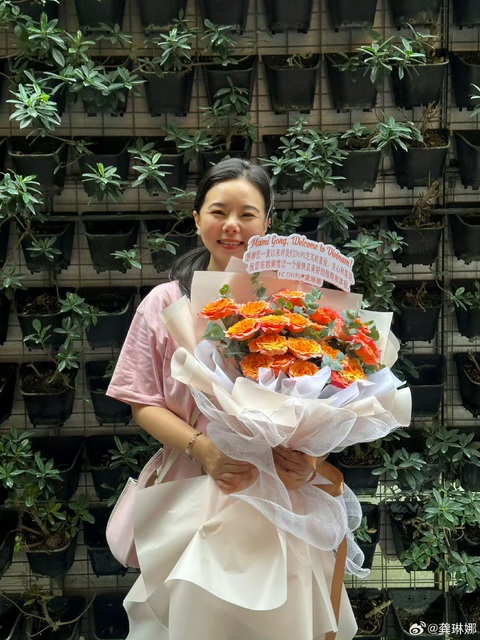 Cung Lâm Na hạnh phúc khi nhận được hoa cảm ơn từ FC dành tặng Cung Lâm Na hạnh phúc khi nhận được hoa cảm ơn từ FC Chi Pu dành tặng