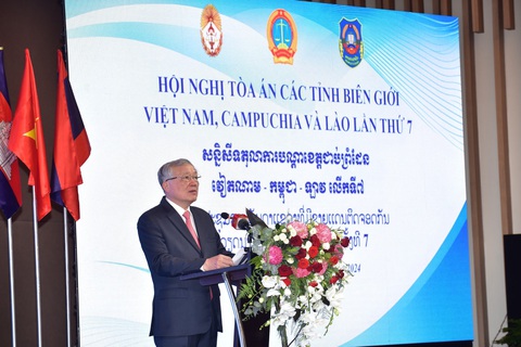 Hội nghị tòa án các tỉnh có chung đường biên giới Việt Nam, Campuchia và Lào lần thứ 7- Ảnh 1. Ông Nguyễn Hòa Bình - ủy viên Bộ Chính trị, chánh án Tòa án nhân dân tối cao Việt Nam - phát biểu tại hội nghị - Ảnh: M.T.