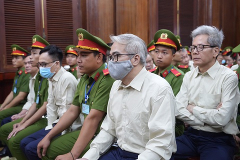 Vụ án Cục Đăng kiểm: Quyền trưởng phòng kiểm định xe cơ giới nhận hối lộ nhiều nhất- Ảnh 2. Ông Trần Anh Quân (khoanh tay) - Ảnh: HỮU HẠNH