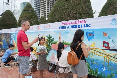 Bức tranh dài hơn 40 mét được du khách cùng trẻ em vẽ trên bãi biển Đà Nẵng- Ảnh 2. Khuôn viên nơi đặt bức tranh về Đà Nẵng - Ảnh: MINH PHƯƠNG.