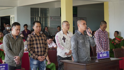 Xét xử nhóm cướp tài sản trên vùng biển Cà Mau- Ảnh 1. Các bị cáo thành khẩn khai báo và hối hận trước hành vi của mình - Ảnh: THANH HUYỀN