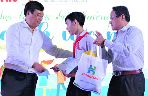 Bí thư Tỉnh ủy Đồng Tháp Lê Quốc Phong (trái) và Phó tổng biên tập báo Tuổi Trẻ Nguyễn Hoàng Nguyên trao học bổng cho học sinh vượt khó - Ảnh: Đ.TUYẾT Bí thư Tỉnh ủy Đồng Tháp Lê Quốc Phong (trái) và Phó tổng biên tập báo Tuổi Trẻ Nguyễn Hoàng Nguyên trao học bổng cho học sinh vượt khó - Ảnh: Đ.TUYẾT