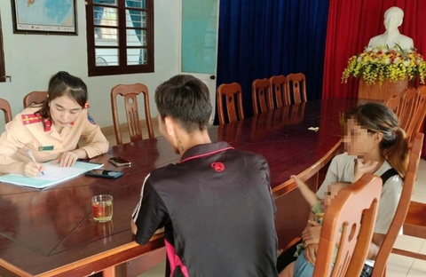 Cảnh sát giao thông Đà Nẵng ghi nhận thông tin từ vợ chồng anh Duy - Ảnh: H.B. Cảnh sát giao thông Đà Nẵng ghi nhận thông tin từ vợ chồng anh Duy - Ảnh: H.B.