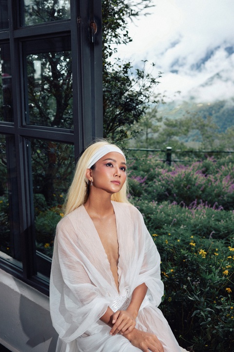 Loạt outfit màu sắc của H'Hen Niê ‘làm nóng’ Sa Pa- Ảnh 4. H'Hen Niê biến hóa đa dạng với nhiều trang phục và cách tạo dáng