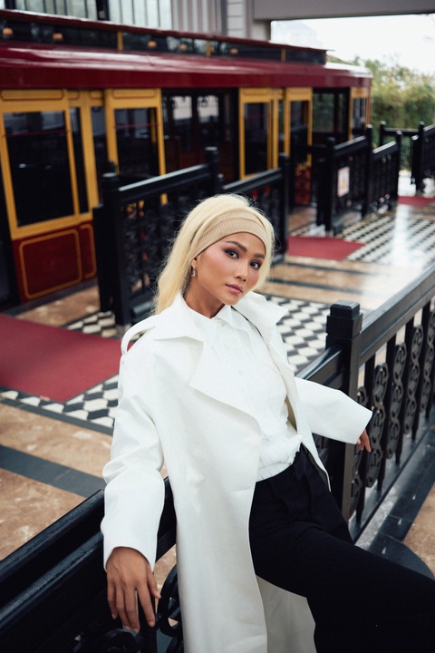 Loạt outfit màu sắc của H'Hen Niê ‘làm nóng’ Sa Pa- Ảnh 3. Loạt outfit màu sắc của H'Hen Niê ‘làm nóng’ Sa Pa- Ảnh 3.