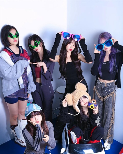 Fan tuổi ‘ông ngoại’ đu concert IVE tại Hong Kong (Trung Quốc) gây sốt- Ảnh 3. 6 thành viên nhóm nhạc IVE: Ga Eun, Yu Jin, Rei, Won Young, Liz và Lee Seo