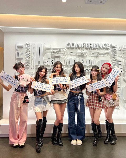Fan tuổi ‘ông ngoại’ đu concert IVE tại Hong Kong (Trung Quốc) gây sốt- Ảnh 2. 6 cô gái nhóm IVE có sức hút đặc biệt