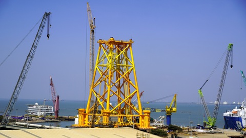 Phát triển kinh tế xanh Đông Nam Bộ, doanh nghiệp than khó ở đất đai và hành chính- Ảnh 2. Chế tạo chân đế điện gió ngoài khơi xuất khẩu. Phát triển điện gió ngoài khơi là phát triển kinh tế xanh, kinh tế biển xanh - Ảnh: ĐÔNG HÀ