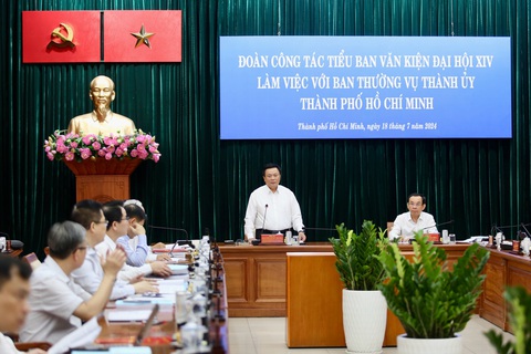 Tiểu ban Văn kiện Đại hội Đảng XIV làm việc với Thường vụ Thành ủy TP.HCM- Ảnh 1. Chủ tịch Hội đồng Lý luận Trung ương Nguyễn Xuân Thắng - thường trực Tiểu ban Văn kiện, tổ trưởng Tổ biên tập văn kiện Đại hội XIV - phát biểu - Ảnh: PHƯƠNG QUYÊN