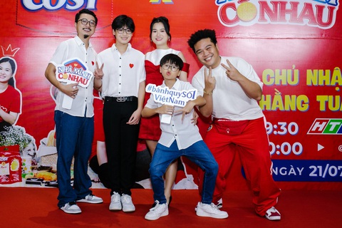 Vợ chồng Hứa Minh Đạt 'bỏ phố về quê' cùng hai con trai- Ảnh 10. Lâm Vỹ Dạ, Hứa Minh Đạt và hai con trai là Bánh Mì, Xá Xị và rapper Yuno BigBoy.