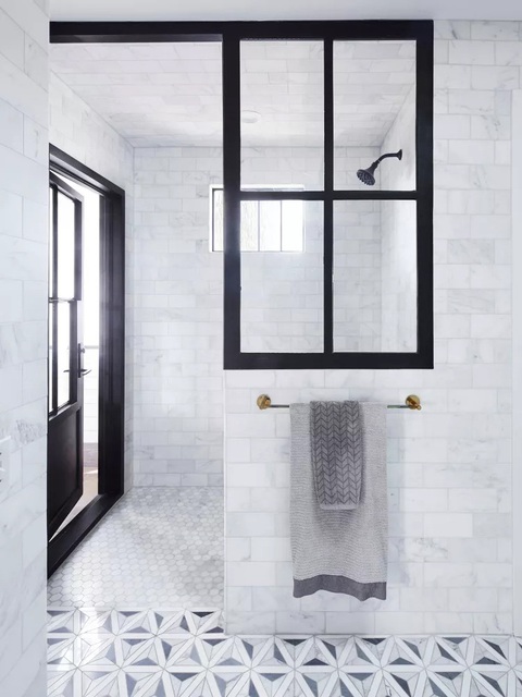 12 ý tưởng cho khu tắm ướt đẹp và tiện ích- Ảnh 4. Khung cửa sổ tạo sự khác biệt thay vách ngăn nhàm chán - Ảnh: BHG