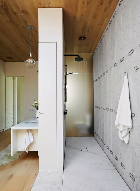 12 ý tưởng cho khu tắm ướt đẹp và tiện ích- Ảnh 8. Khu tắm ướt không có gờ nổi, bậc thềm giúp không gian nhỏ không bức bí - Ảnh: BHG