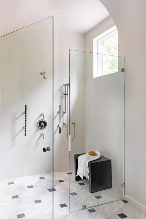 12 ý tưởng cho khu tắm ướt đẹp và tiện ích- Ảnh 10. Đơn giản và tinh tế với hai màu đen trắng - Ảnh: BHG