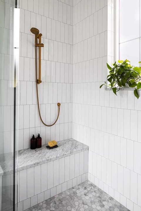12 ý tưởng cho khu tắm ướt đẹp và tiện ích- Ảnh 11. Bảng màu đơn sắc nhưng tinh tế cho khu tắm ướt - Ảnh: BHG