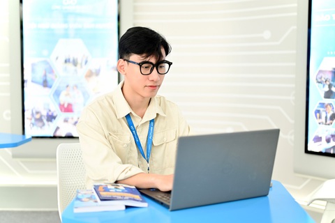 Sinh viên năm 2 phát hiện lỗ hổng bảo mật phần mềm thiết bị IoT- Ảnh 3. Sinh viên năm 2 phát hiện lỗ hổng bảo mật phần mềm thiết bị IoT- Ảnh 3.