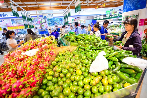 Saigon Co.op sẽ duy trì ổn định giá cả, tăng thêm khuyến mãi- Ảnh 1. Từ ngày 1-7-2024, Chính phủ đã điều chỉnh mức lương tối thiểu vùng tăng 6% nhưng giá cả hàng hóa tại Co.opmart, Co.opXtra… vẫn ổn định - Ảnh: QUANG ĐỊNH