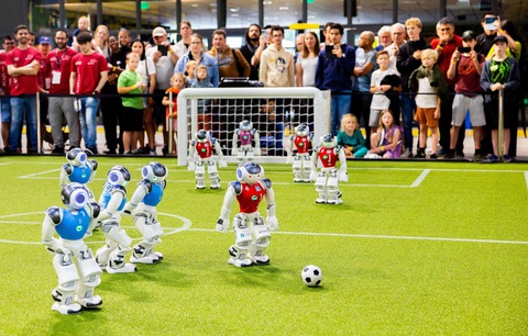 Khán giả Hà Lan thưởng thức trận bóng đá của robot trước thềm World Cup dành cho robot: RoboCup 2024. Các trường đại học và công ty công nghệ từ khắp nơi trên thế giới sẽ tham dự cuộc thi để chứng minh robot của họ có thể làm được những gì trong nhiều lĩnh vực khác nhau - Ảnh: GUARDIAN Khán giả Hà Lan thưởng thức trận bóng đá của robot trước thềm World Cup dành cho robot: RoboCup 2024. Các trường đại học và công ty công nghệ từ khắp nơi trên thế giới sẽ tham dự cuộc thi để chứng minh robot của họ có thể làm được những gì trong nhiều lĩnh vực khác nhau - Ảnh: GUARDIAN