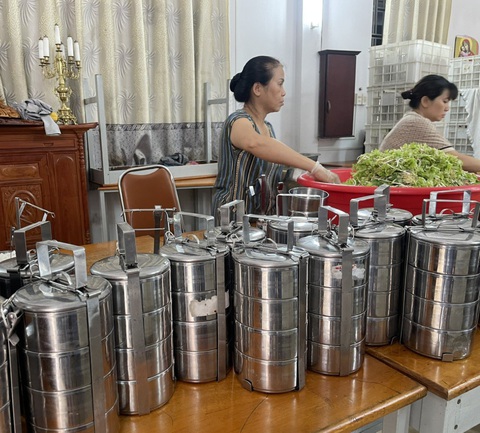 Giảm rác thải, sống xanh từ bếp ăn từ thiện, tiệm nước mía...- Ảnh 1. Những cà mên inox tại bếp ăn từ thiện - Ảnh: NAM PHƯƠNG