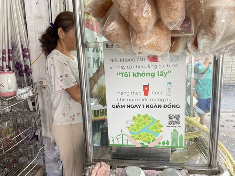 Giảm rác thải, sống xanh từ bếp ăn từ thiện, tiệm nước mía...- Ảnh 4. Chiếc xe nước mía dán thông điệp giảm thiểu rác thải nhựa và giảm 1.000 đồng nếu mang theo bình nước cá nhân đến - Ảnh: NAM PHƯƠNG