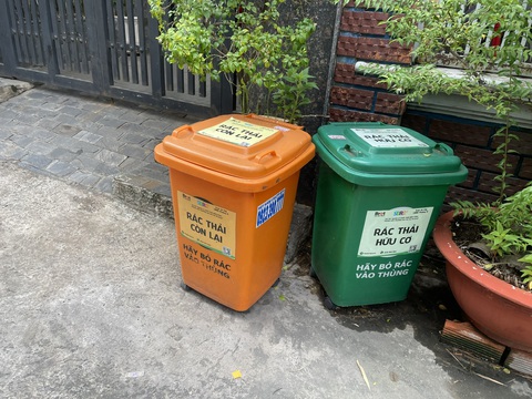 Giảm rác thải, sống xanh từ bếp ăn từ thiện, tiệm nước mía...- Ảnh 2. Thùng rác phân loại tại hẻm phường 15, quận Gò Vấp - Ảnh: NAM PHƯƠNG