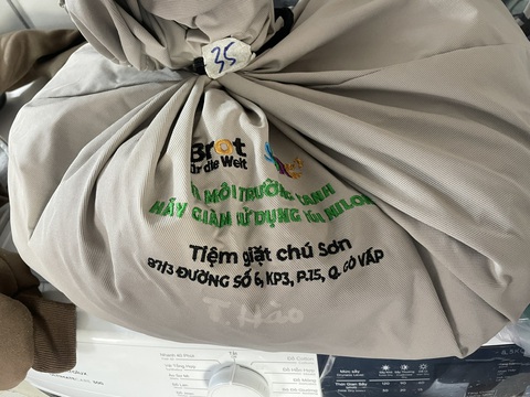 Giảm rác thải, sống xanh từ bếp ăn từ thiện, tiệm nước mía...- Ảnh 5. Chiếc túi vải “độc quyền