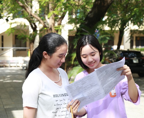 Nhiều thí sinh có điểm xét tuyển đại học rất cao nhưng rớt tốt nghiệp THPT- Ảnh 1. Thí sinh trao đổi sau giờ thi tiếng Anh trong kỳ thi tốt nghiệp 2024. Tiếng Anh là môn có nhiều điểm 10 nhưng cũng đứng đầu trong các môn về điểm liệt - Ảnh: ĐOÀN NHẠN