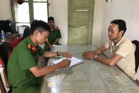 Tạm giữ tài xế tông nữ giáo viên rồi nhẫn tâm bỏ trốn trong đêm- Ảnh 3. Ai Can (phải) làm việc với cơ quan công an - Ảnh: KIỀU HẢO