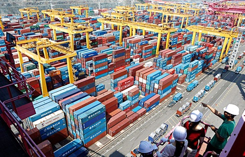 Cảng hàng hóa ở Busan (Hàn Quốc). Xuất khẩu tăng vọt mang đến triển vọng khả quan cho nhiều nền kinh tế châu Á - Ảnh: AFP Cảng hàng hóa ở Busan (Hàn Quốc). Xuất khẩu tăng vọt mang đến triển vọng khả quan cho nhiều nền kinh tế châu Á - Ảnh: AFP