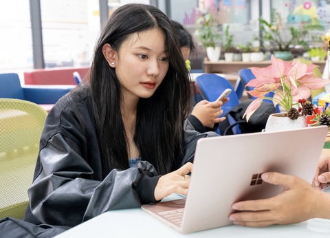 Trường đại học Công nghệ TP.HCM và Kinh tế - Tài chính TP.HCM công bố điểm sàn xét tuyển- Ảnh 1. Thí sinh tìm hiểu thông tin xét tuyển đại học năm 2024 tại Trường đại học Công nghệ TP.HCM - Ảnh: XUÂN DUNG