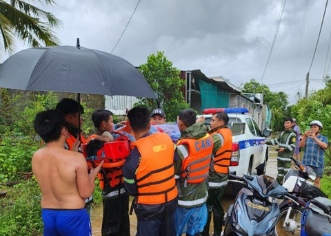 ‘Tôi thoáng nghĩ đặt tên con là Nguyễn Bảo Phà Chạy’- Ảnh 3. Khoảnh khắc đầy ấm áp yêu thương của cán bộ, chiến sĩ Công an TP Phú Quốc hỗ trợ đưa chị Kiều đến Trung tâm Y tế TP Phú Quốc vượt cạn thành công - Ảnh: HOÀNG ĐÔ